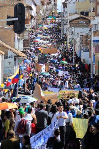 Miles de estudiantes de la Universidad Pedagógica y Tecnológica de Colombia marcharon por las calles de la capital boyacense manifestando su descontento por el nuevo modelo de sistema de cobro de matrículas. Foto | Hisrael Garzonroa